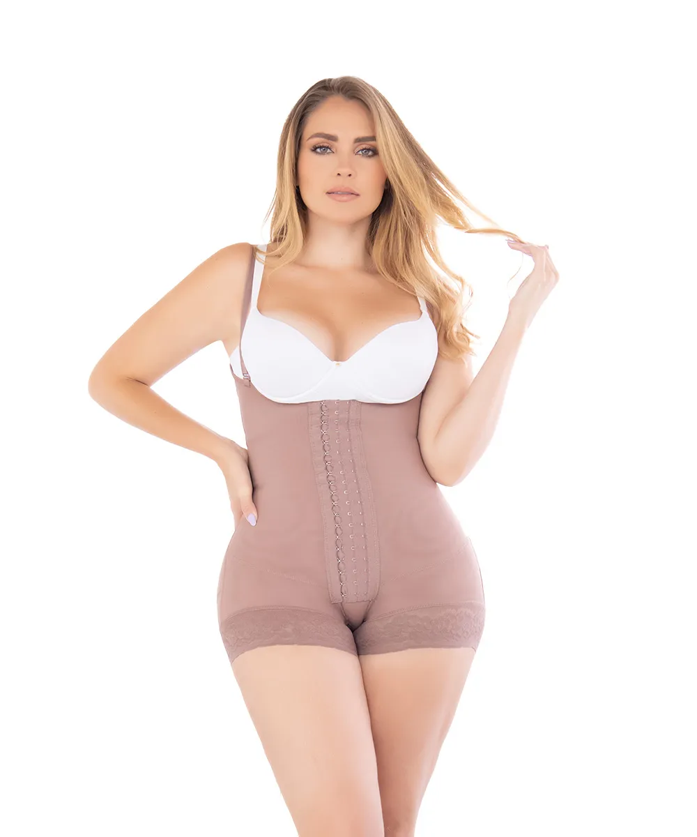 High compression short-style girdle with clasps and double abdominal reinforcement